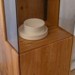 Dubová vitrína ESSENCE nr.01- 43/205/37 (š/v/h)
