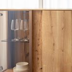 Dubová vitrína ESSENCE nr.10 – 85/140/37 (š/v/h)