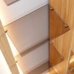 Dubová vitrína s regálkem ESSENCE nr.03 – 73/175/37 (š/v/h)