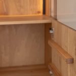 Dubová vitrína s regálkem ESSENCE nr.03 – 73/175/37 (š/v/h)