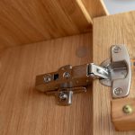 Dubová vitrína s regálkem ESSENCE nr.03 – 73/175/37 (š/v/h)