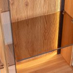 Dubová vitrína s regálkem ESSENCE nr.03 – 73/175/37 (š/v/h)