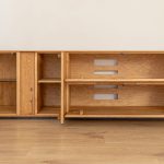 Dubový prosklený TV stolek / TV komoda ESSENCE nr.08 – 165/60/43 ( š/v/h)