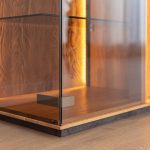 Dubový prosklený TV stolek / TV komoda ESSENCE nr.08 – 165/60/43 ( š/v/h)
