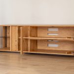 Dubový prosklený TV stolek / TV komoda ESSENCE nr.08 – 165/60/43 ( š/v/h)
